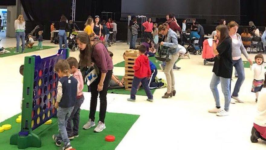 Famílies jugant a la Sala Polivalent en la matinal de tallers infantils