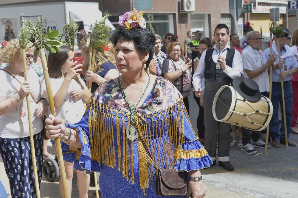 Cientos de personas acompañan a la Blanca Paloma hasta el Pantano