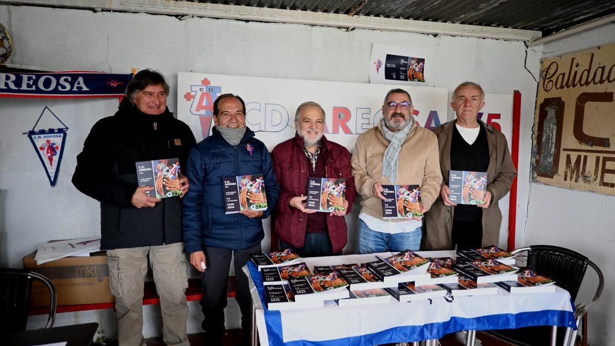 Directivos del Areosa con ejemplares del libro.