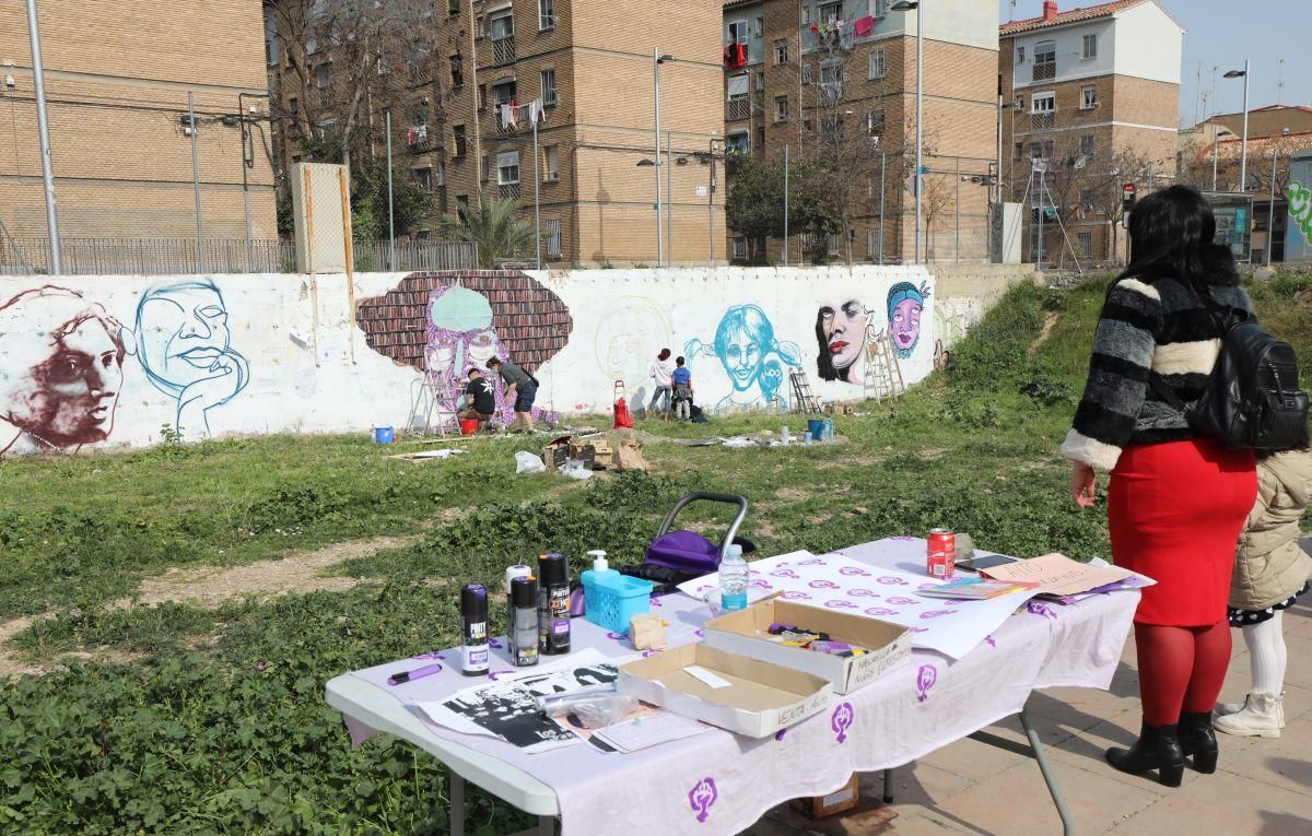 Comienzan a pintar el mural feminista en Torrero