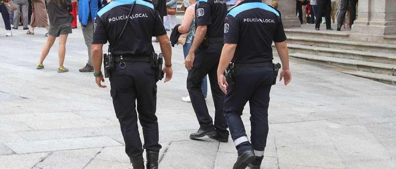 Agentes de la Policía Local, en la plaza Mayor. // Iñaki Osorio