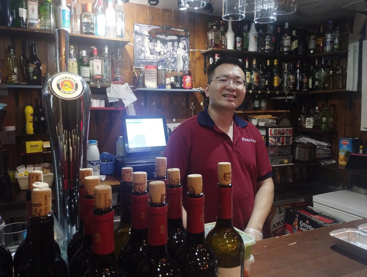 Ximo atiende en valenciano desde detrás del mostrador y en la terraza.