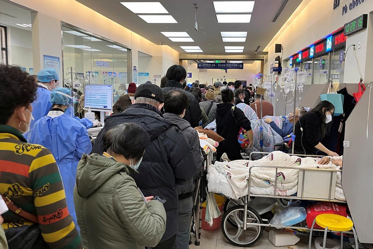 Los pacientes yacen en camas junto a mostradores cerrados en el departamento de emergencias del Hospital Zhongshan, en medio del brote de la enfermedad por coronavirus (COVID-19) en Shanghái.