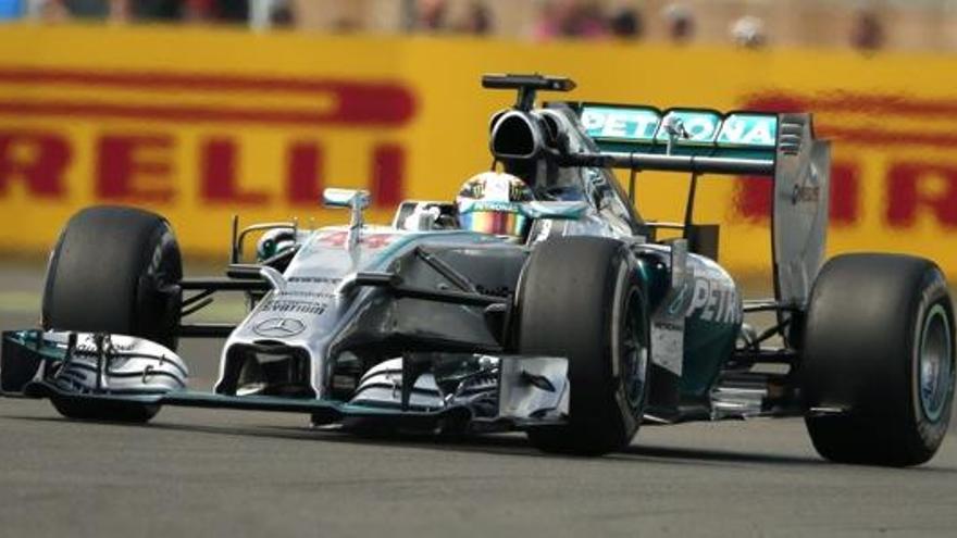 Hamilton guanya a Silverstone i retalla distàncies amb Rosberg