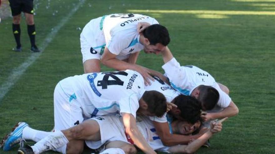 Los jugadores del Caravaca celebran el tanto anotado por Sívori que supuso el triunfo del conjunto local sobre el Lorca Atlético