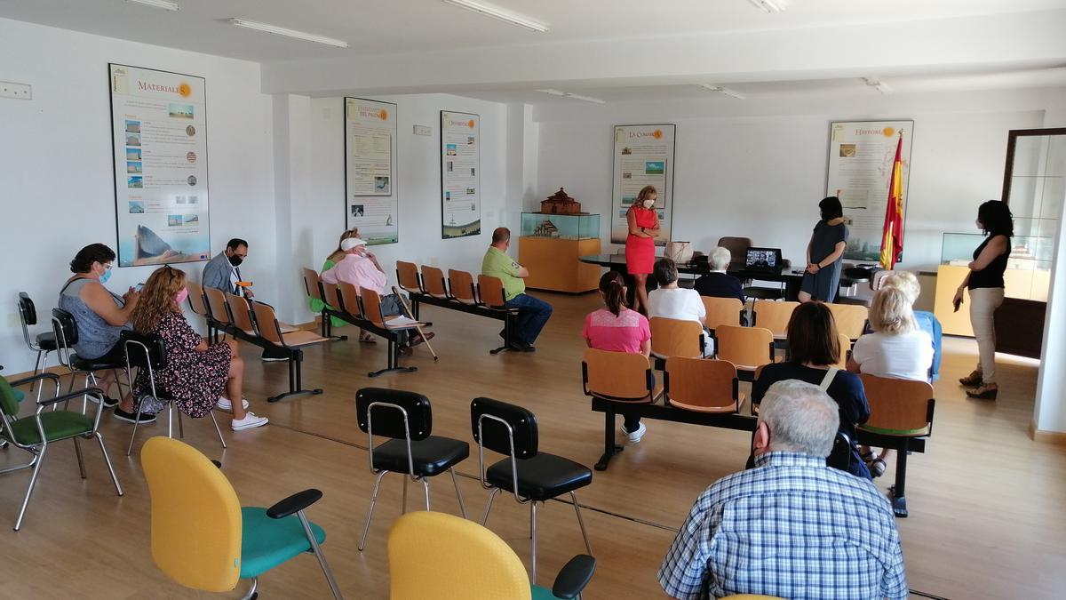 Presentación del proyecto a las familias en Villafáfila