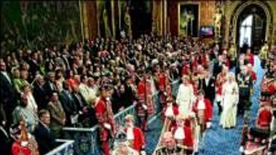 Isabel II expone recortes y reformas al abrir la legislatura