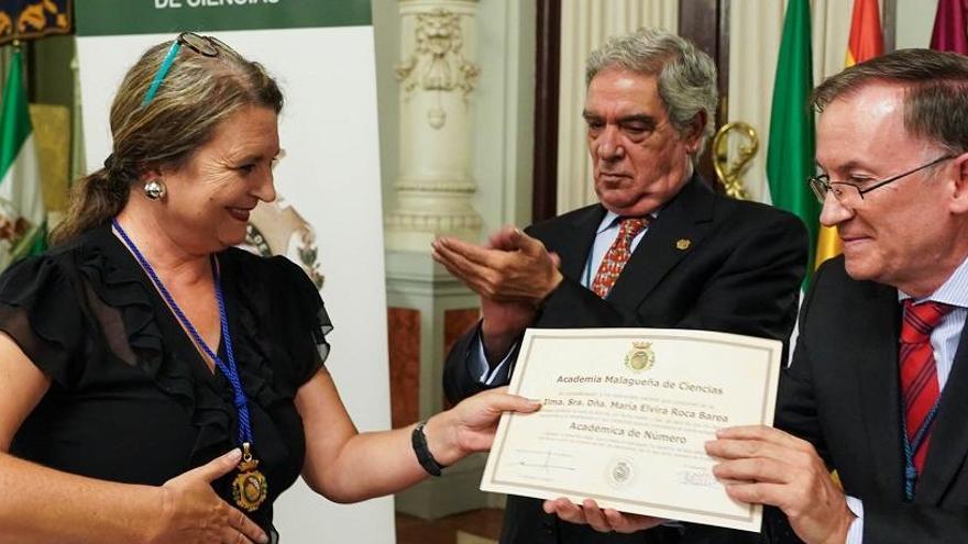 María Elvira Roca Barea, recibiendo la designación de la Academia Malagueña de las Ciencias.