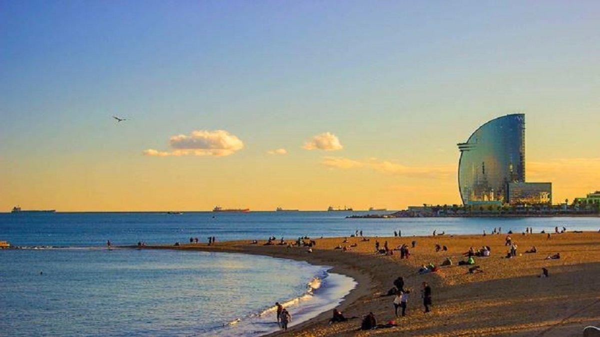 Así ha quedado la playa de la Barceloneta tras el paso de los turistas