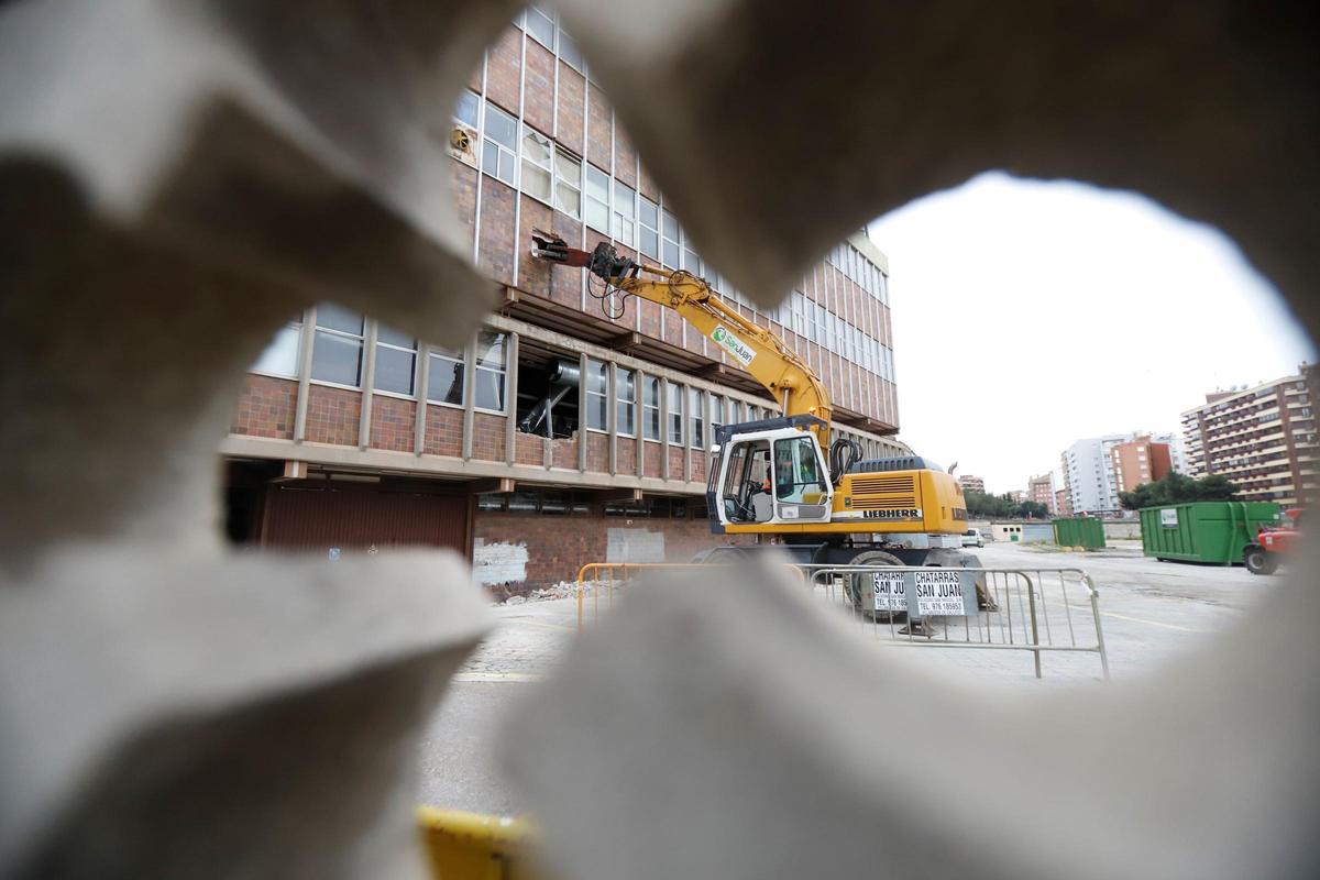 La demolición de la antigua sede de Correos está paralizada.