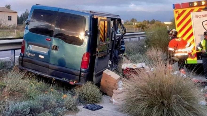 Los bomberos del CPB atienden a los heridos en el accidente de la A-357