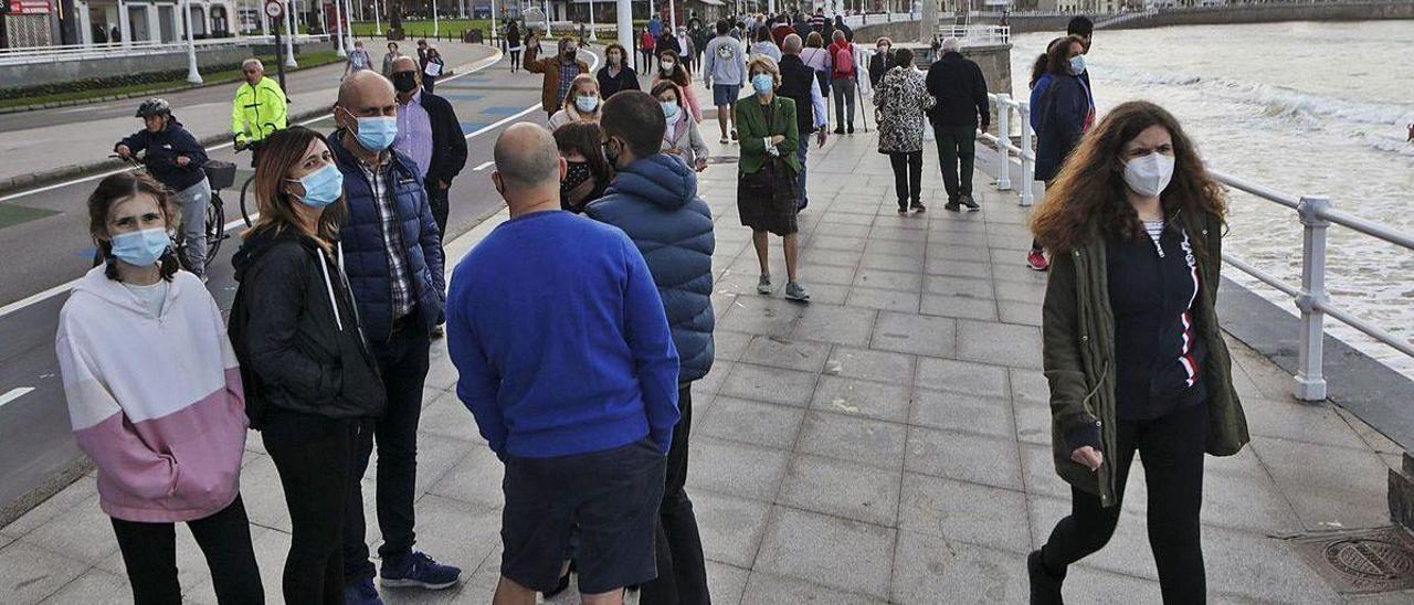 Ambiente en el paseo del Muro, ayer por la tarde.