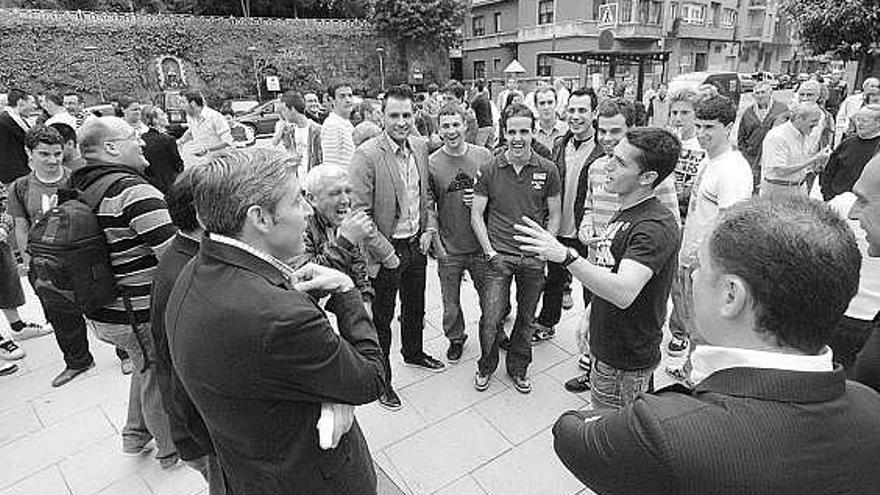 Paco, en primer término, junto a Parra, conversa con Hermes durante la fiesta de celebración en el Ayuntamiento.
