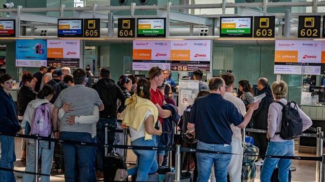 La vaga del personal de terra a l’aeroport de Barcelona-el Prat deixa milers d’equipatges sense atendre