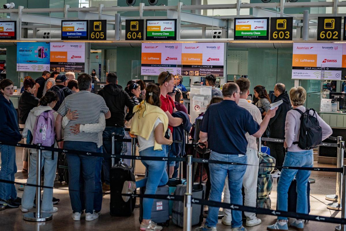 La huelga del personal de tierra en el aeropuerto de Barcelona-El Prat deja miles de equipajes sin atender