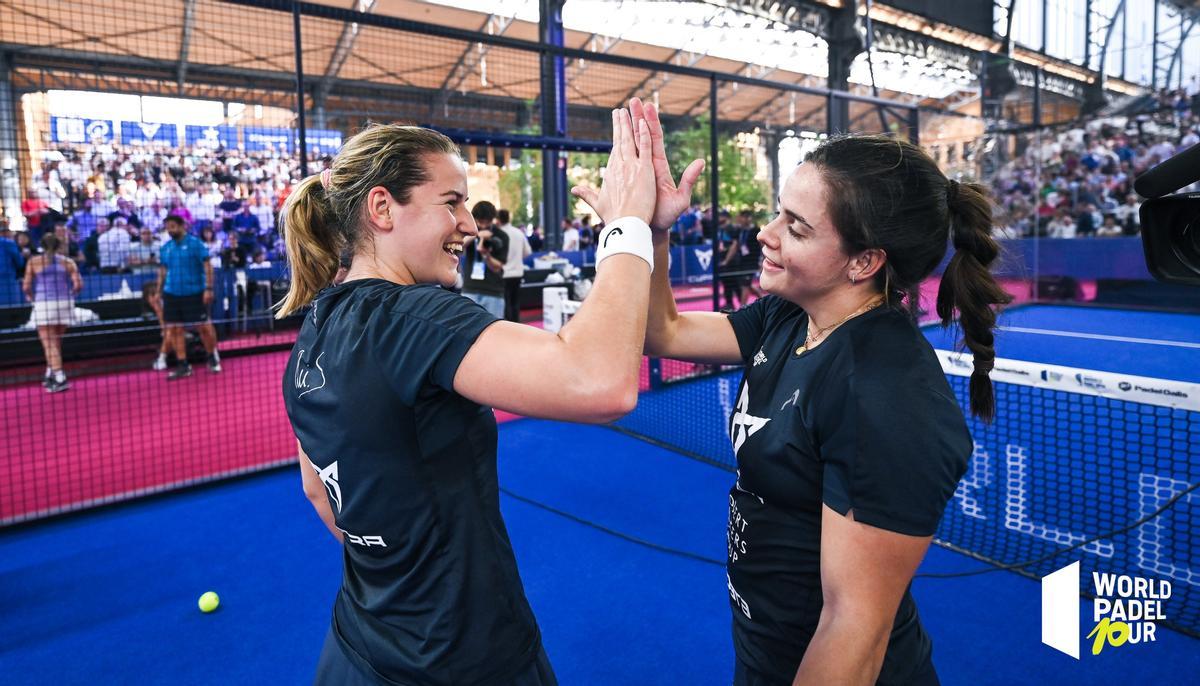 Ari Sánchez y Paula Josemaría, sonrientes.