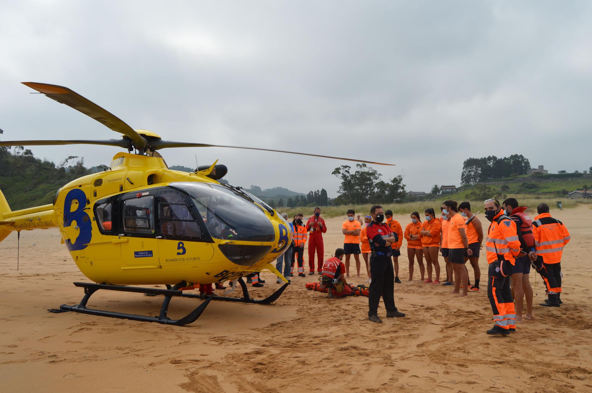 Así fue el simulacro de Salvamento en la playa de Rodiles