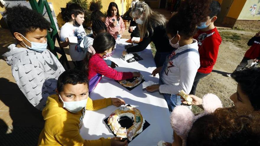 Al rico dulce 8 Un grupo de niños que viven en San Pablo y el Casco Histórico degustaron ayer de los roscones en la granja-escuela de Movera. | JAIME GALINDO