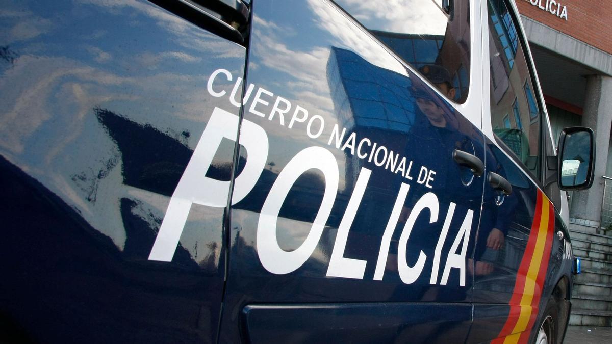 Una maleta abandonada en El Molinón obliga a acordonar la calle tras el partido ante el Mirandés