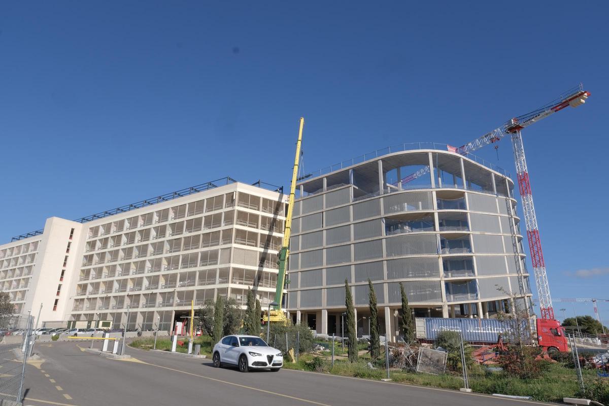 Las obras en el nuevo edificio anexo al parking están terminando la fachada