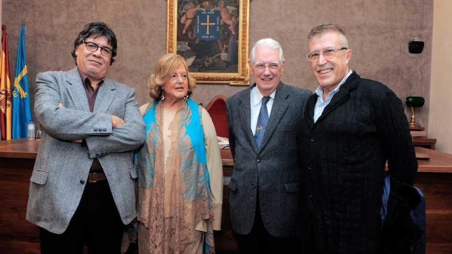 Por la izquierda, Luis Sepúlveda, Virginia Álvarez-Buylla, Plácido Prada Álvarez-Buylla y Emilio Sagi.