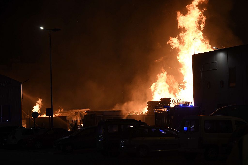 Estas son las imágenes que el aparatoso incendio de Puente Tocinos ha dejado este sábado