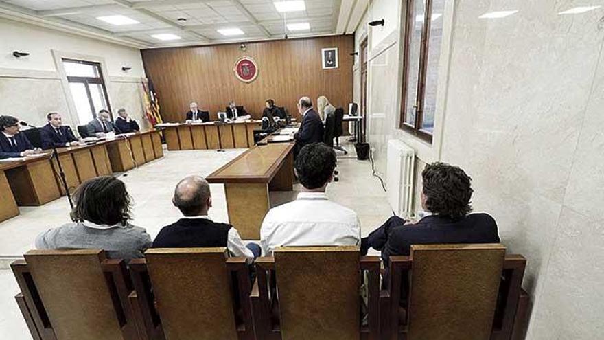 Los cuatros acusados del caso IME, ayer, en el banquillo de la Audiencia Provincial.