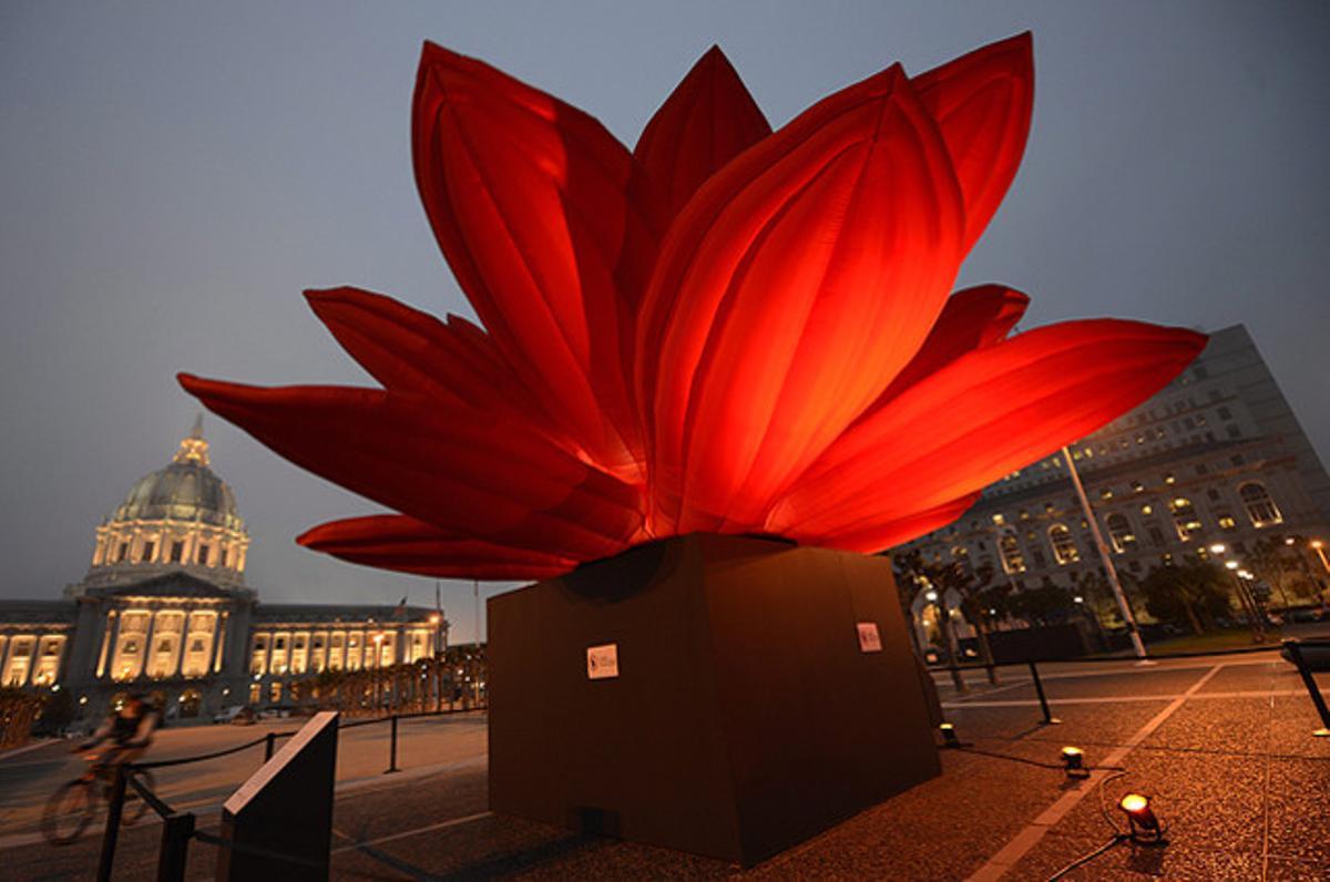 L’escultura ’Breathing Flower’ --una flor de lotus de 7,31 metres realitzada per l’artista sud-coreà Choi Jeong-hwa-- està ubicada davant de l’ajuntament de San Francisco, on se celebra la Setmana d’Art Contemporani d’Àsia.