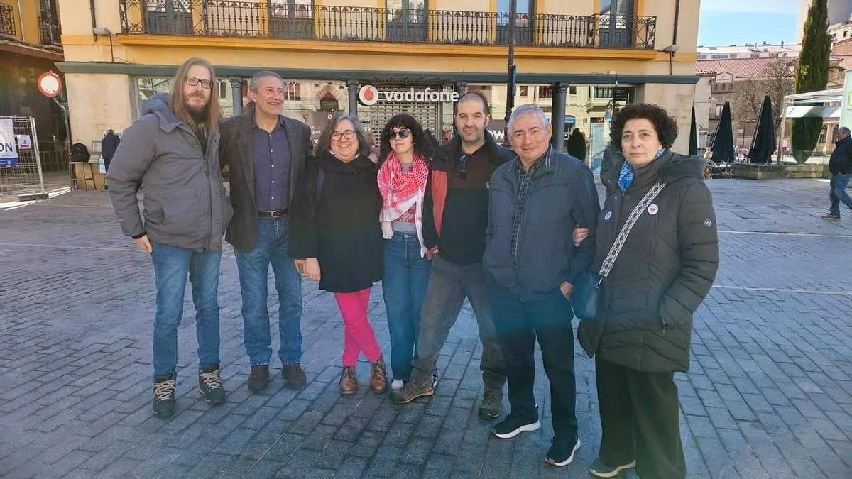 Pablo Fernández con los candidatos de Podemos por la provincia de León.