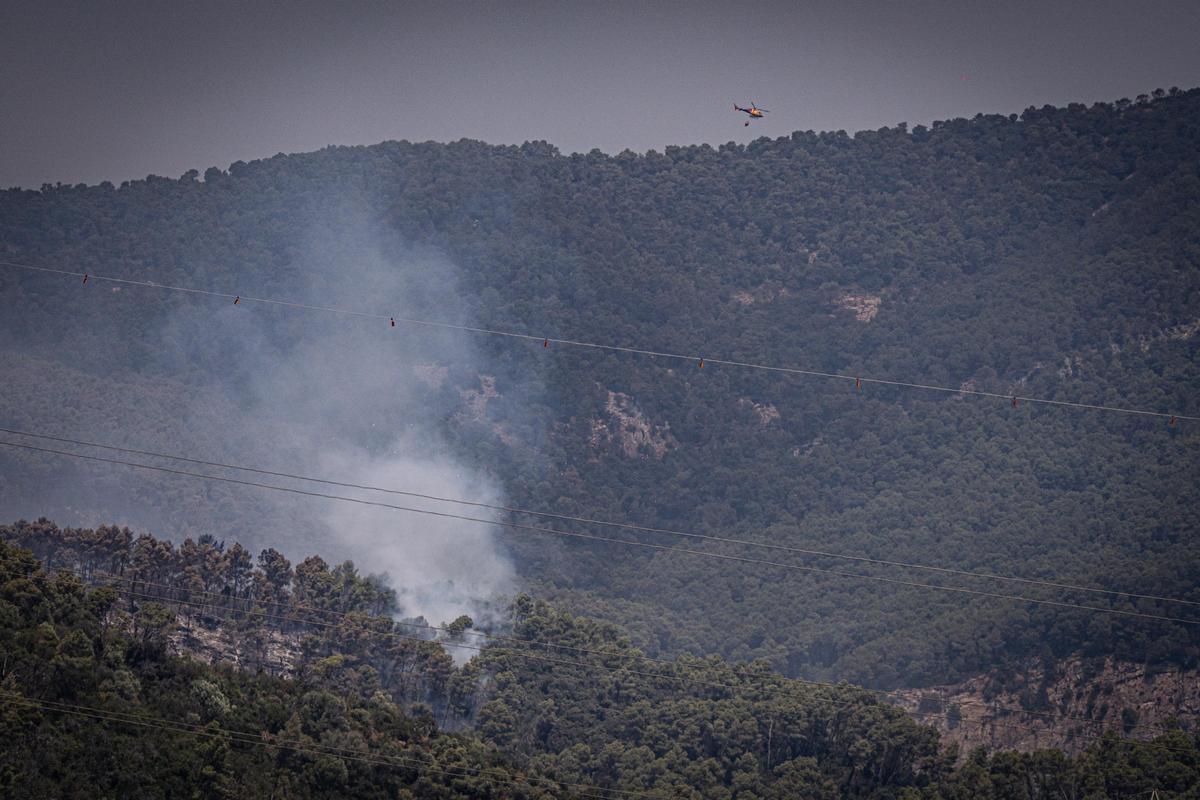 Columna de humo visible durante el incendio forestal de Sentmenat, cuyo avance ha movilizado un amplio dispositivo de emergencias
