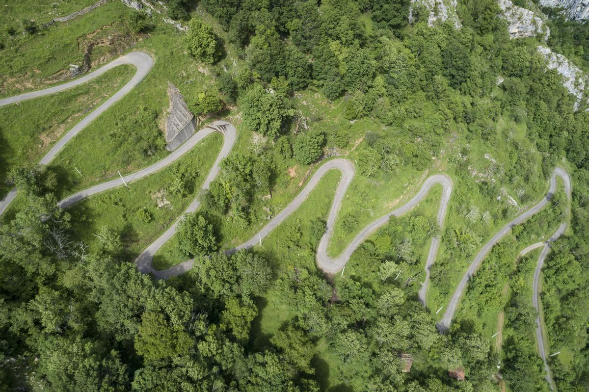 La carretera que mantiene aislado al pueblo también atrae ahora a ciclistas y moteros