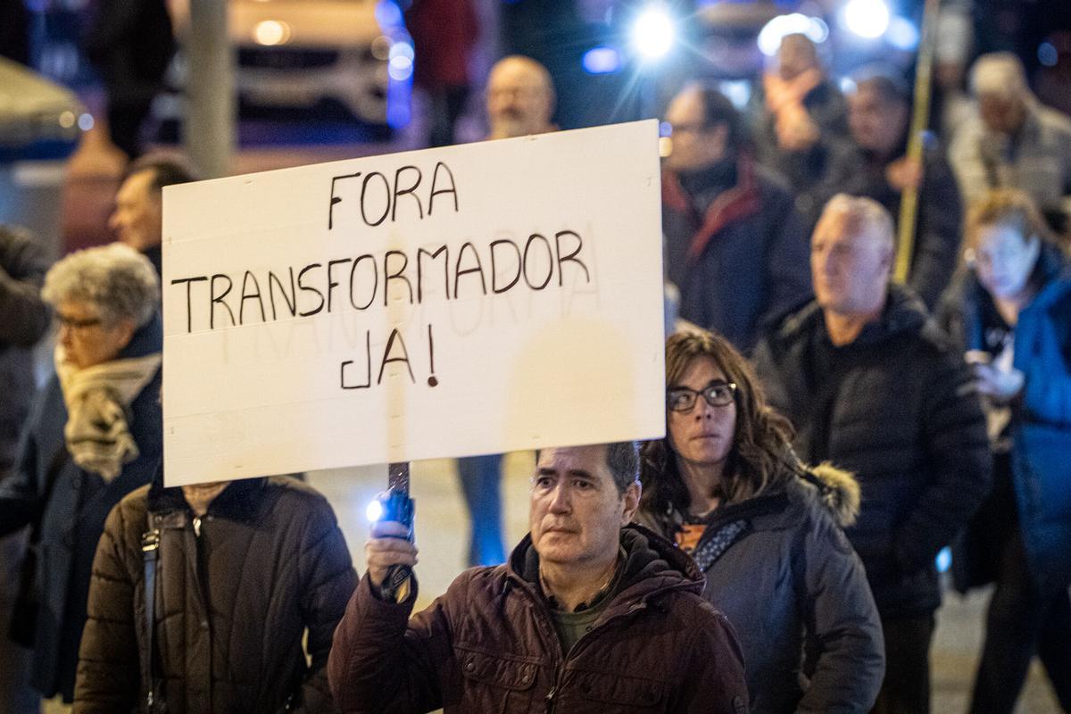 Manifestación de vecinos de la Prosperitat que piden una solución para los cortes de luz que sufren y el traslado de un transformador que se incendió en septiembre. Manifestación de vecinos de la Prosperitat que piden una solución para los cortes de luz que sufren y el traslado de un transformador que se incendió en septiembre.
