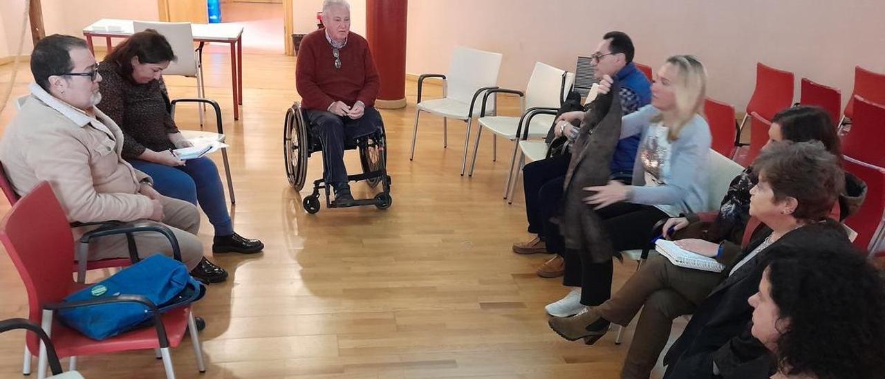 Representantes de asociaciones de discapacidad, reunidos ayer con IU.