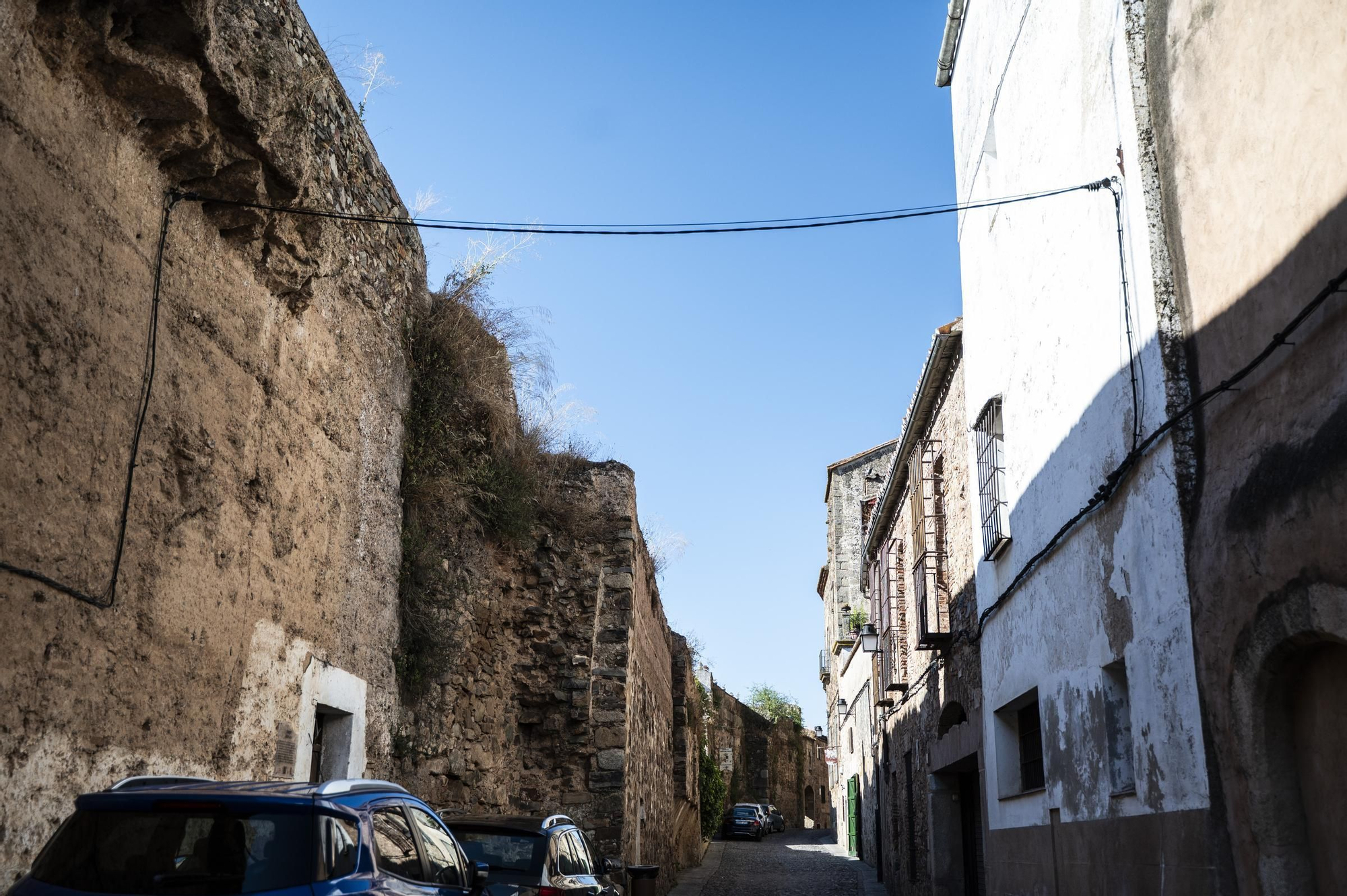 Galería | Primer paso para soterrar los cables de la parte oeste de Intramuros en Cáceres