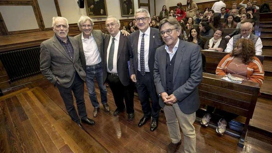 De izquierda a derecha, Pedro de Silva, Germán Ojeda, Antonio G. Santesmases, Santiago García Granda y Roberto Sánchez Ramos, momentos antes del inicio del acto, en el aula Severo Ochoa del edificio histórico de la Universidad de Oviedo.