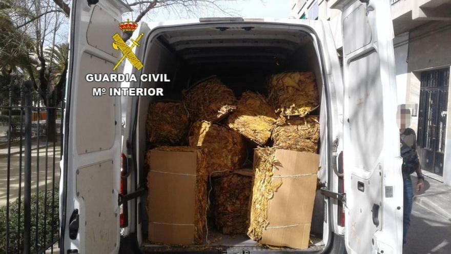 Interceptan en Campo Arañuelo dos furgonetas cargadas con 3.000 kilos de tabaco de contrabando