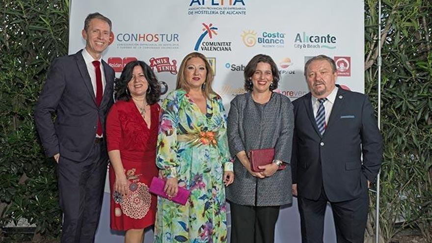 El director del CDT de Alicante, Antonio Crespo; Emi Ortiz, secretaria general de APEHA; María del Mar Valera, Raquel Huete y Miguel García, del restaurante El Cantó.