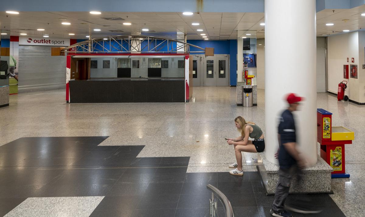Barcelona. 04.06.2025. Barcelona. Interior del centro comercial El Centre de la Vila, en la foto la zona donde se ubicaban los cines Icaria, en el barrio de la Vila Olímpica con numerosas tiendas cerradas y pocos comercios abiertos. Fotografía de Jordi Cotrina