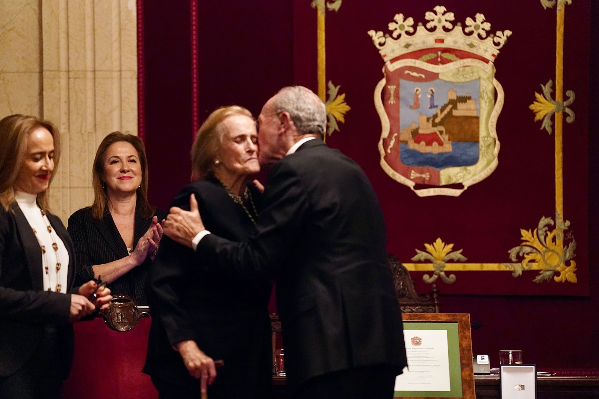 María Victoria Atencia recibe la medalla de la ciudad y el título de Hija Predilecta de Málaga.