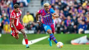 Adama inicia una jugada de ataque en el Barça-Atlético del Camp Nou.