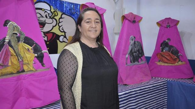 Mer Fidalgo posa junto a algunos de sus capotes de torero pintados a mano. | E. P. (ARCHIVO)