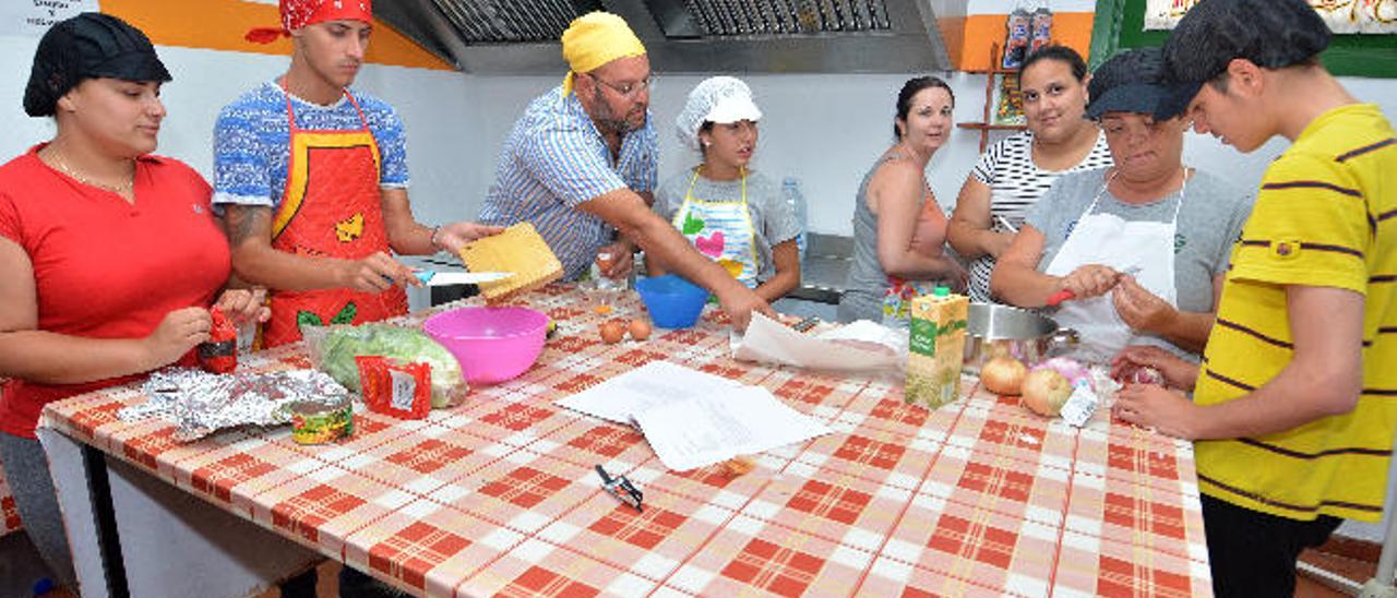 Yaiza Ojeda, segunda por la derecha, con varios de los alumnos del taller de cocina, en la Casa de la Juventud.