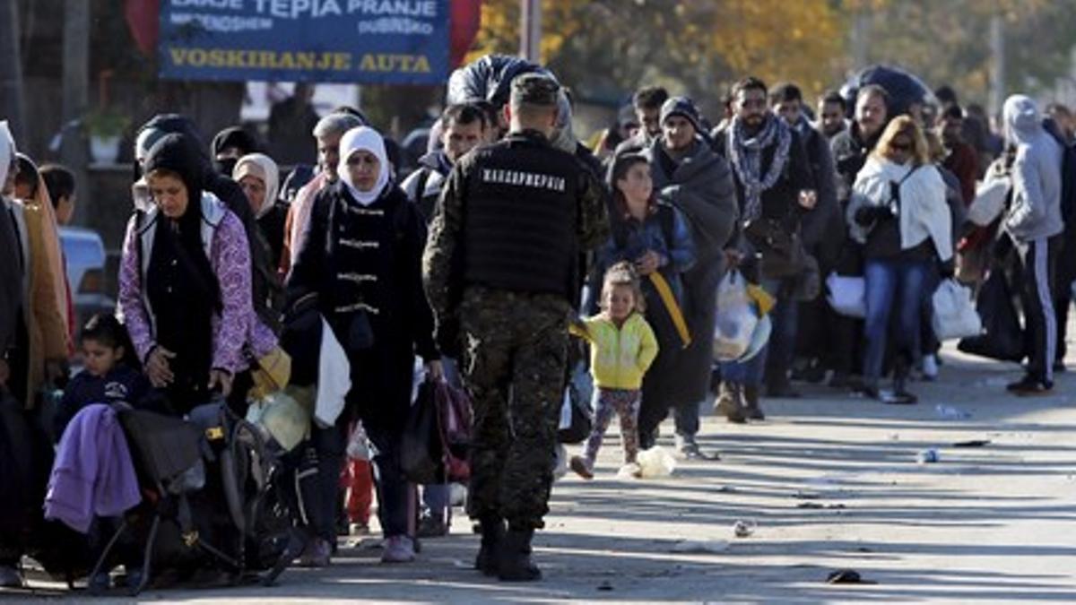 Cientos de refugiados esperan para registrarse en el campamento de Preshevo, en Serbia