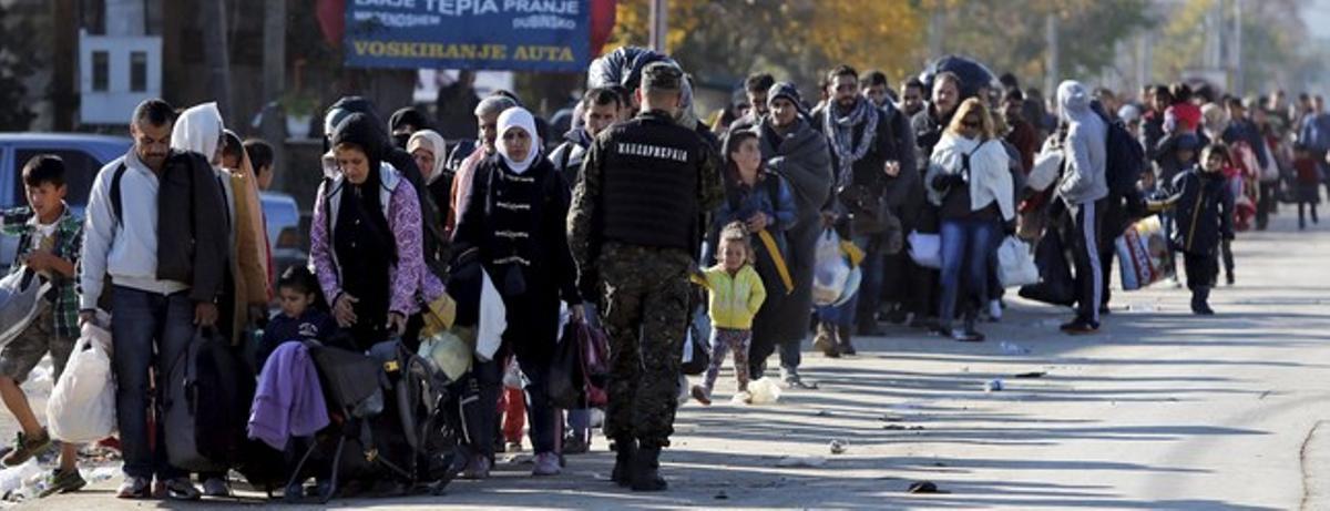  Cientos de refugiados esperan para registrarse en el campamento de Preshevo, en Serbia