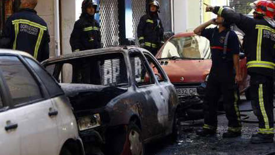 La Guardia Civil busca a un pirómano por el incendio de ocho coches en tres noches