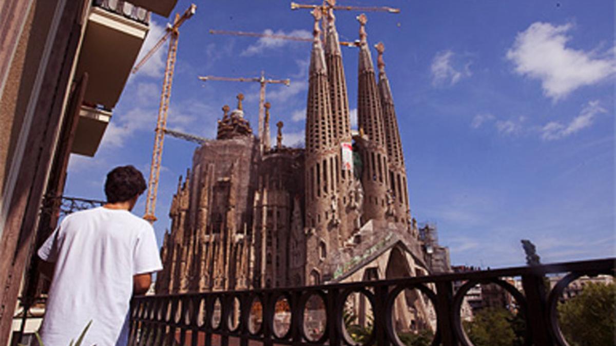 Vista de la Sagrada Família desde uno de los balcones que se alquilan para la visita del Papa.