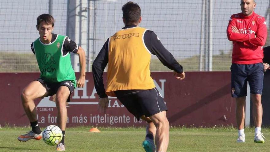 Pedro Díaz golpea un balón en presencia de Abelardo.