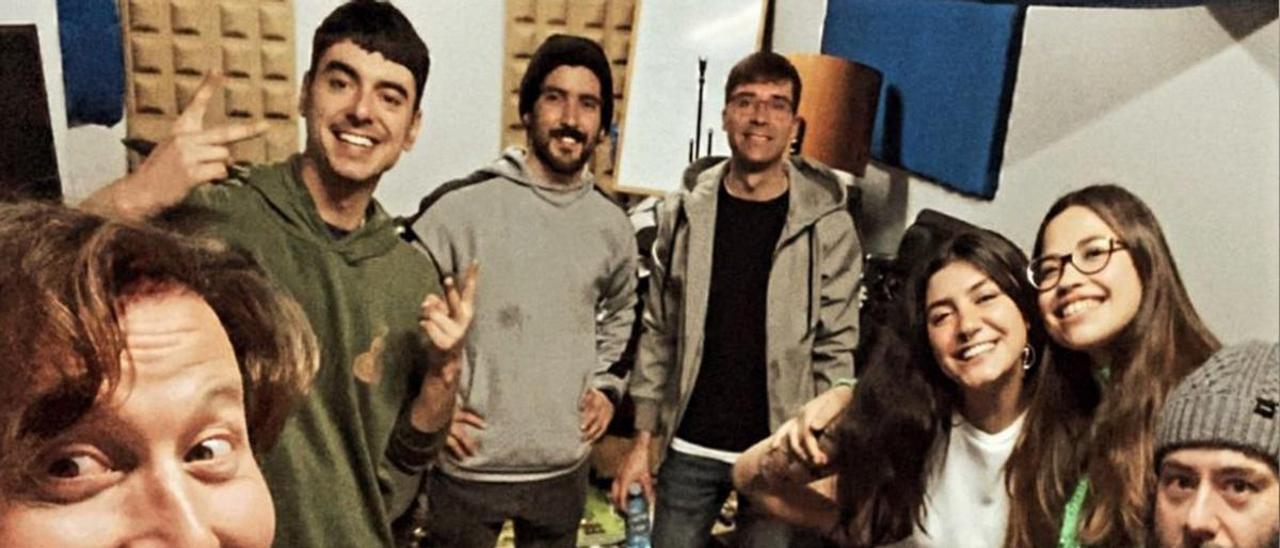 Mikel Otero, a la izquierda, posa con miembros de Audionave y otros artistas en los ensayos del concierto.  | // L. O.