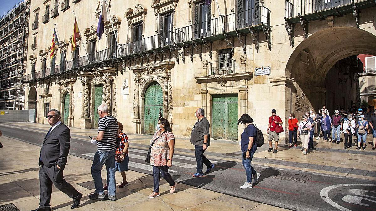 Cruceristas este martes en la plaza del Ayuntamiento. | ALEX DOMÍNGUEZ