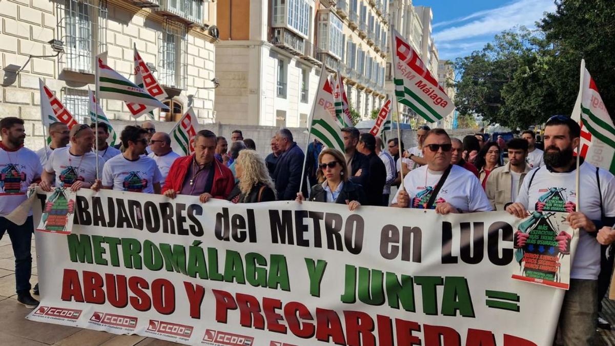La concentración convocada por CCOO con los trabajadores del metro, ayer en la Alameda. | L. O.